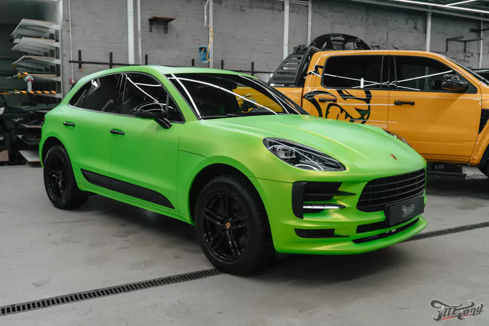 Оклеили Porsche Macan ярко-салатовым винилом и забронировали матовым полиуретаном, окрасили диски в черный глянец, установили ремни безопасности в цвет пленки (напечатали цвет!)